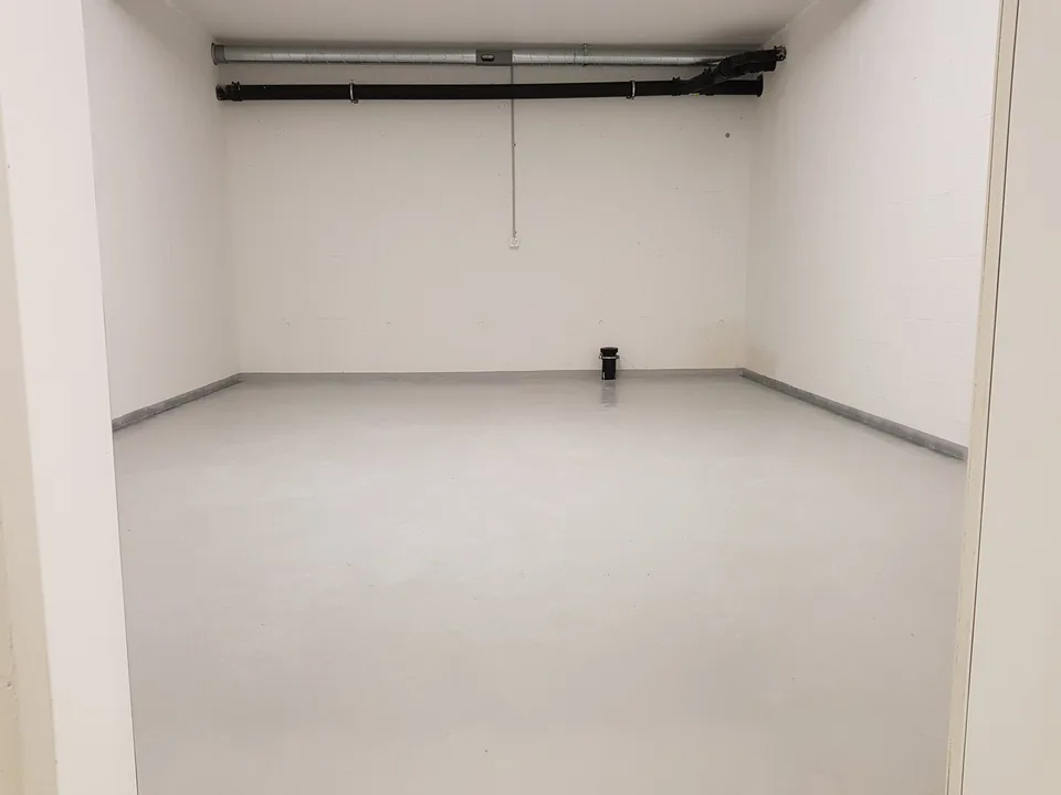 Storage room with 24m2. Uncomplicated, modern & dry.