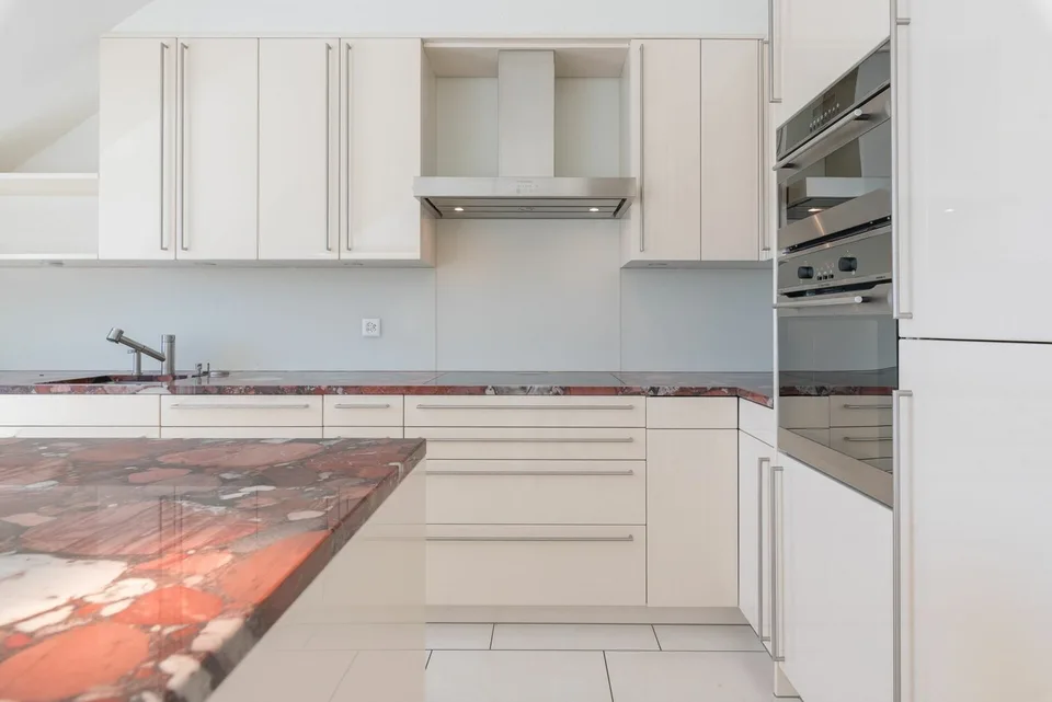 Grosszügige 4.5-Zimmer-Attika-Wohnung mit zwei Tiefgaragenplätzen, zwei Kellern
