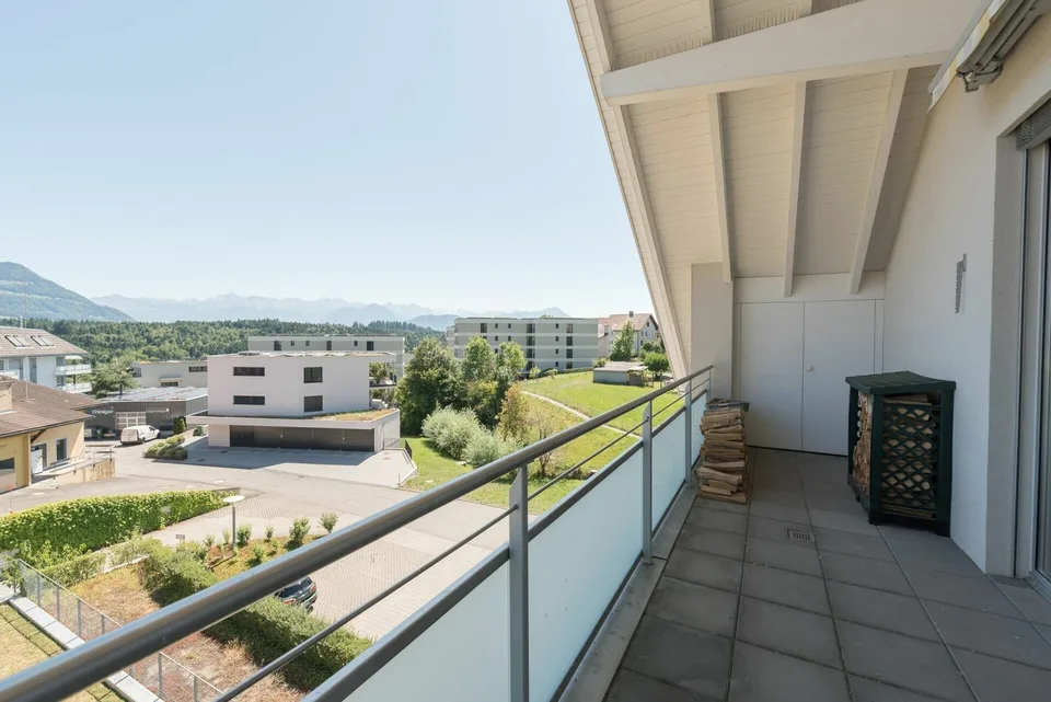 Grosszügige 4.5-Zimmer-Attika-Wohnung mit zwei Tiefgaragenplätzen, zwei Kellern