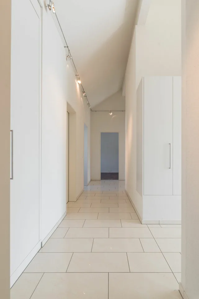 Grosszügige 4.5-Zimmer-Attika-Wohnung mit zwei Tiefgaragenplätzen, zwei Kellern