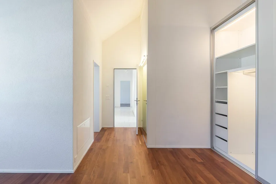 Grosszügige 4.5-Zimmer-Attika-Wohnung mit zwei Tiefgaragenplätzen, zwei Kellern