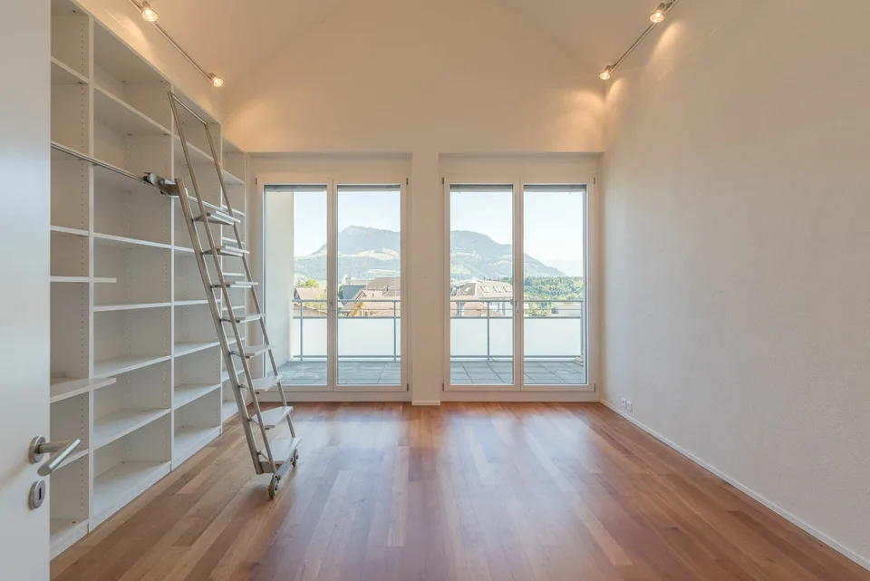 Grosszügige 4.5-Zimmer-Attika-Wohnung mit zwei Tiefgaragenplätzen, zwei Kellern