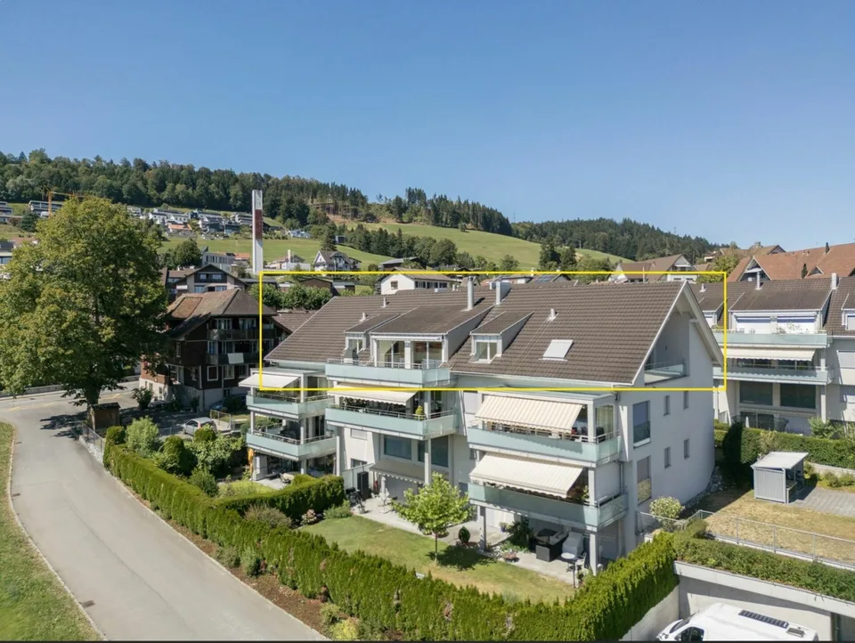 Grosszügige 4.5-Zimmer-Attika-Wohnung mit zwei Tiefgaragenplätzen, zwei Kellern