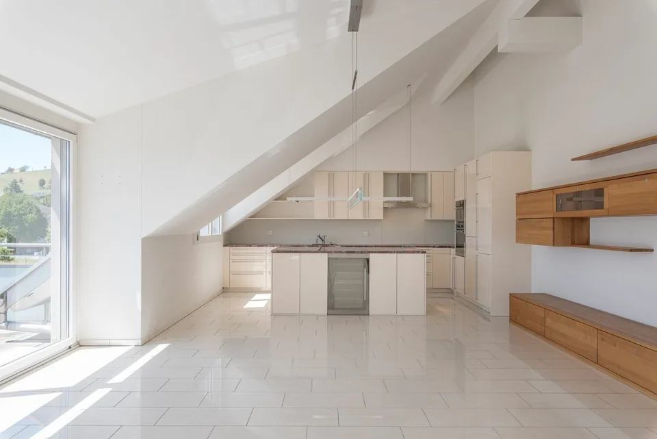 Grosszügige 4.5-Zimmer-Attika-Wohnung mit zwei Tiefgaragenplätzen, zwei Kellern