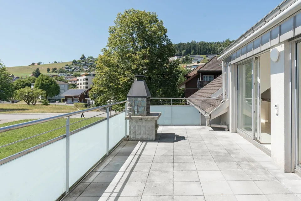 Grosszügige 4.5-Zimmer-Attika-Wohnung mit zwei Tiefgaragenplätzen, zwei Kellern