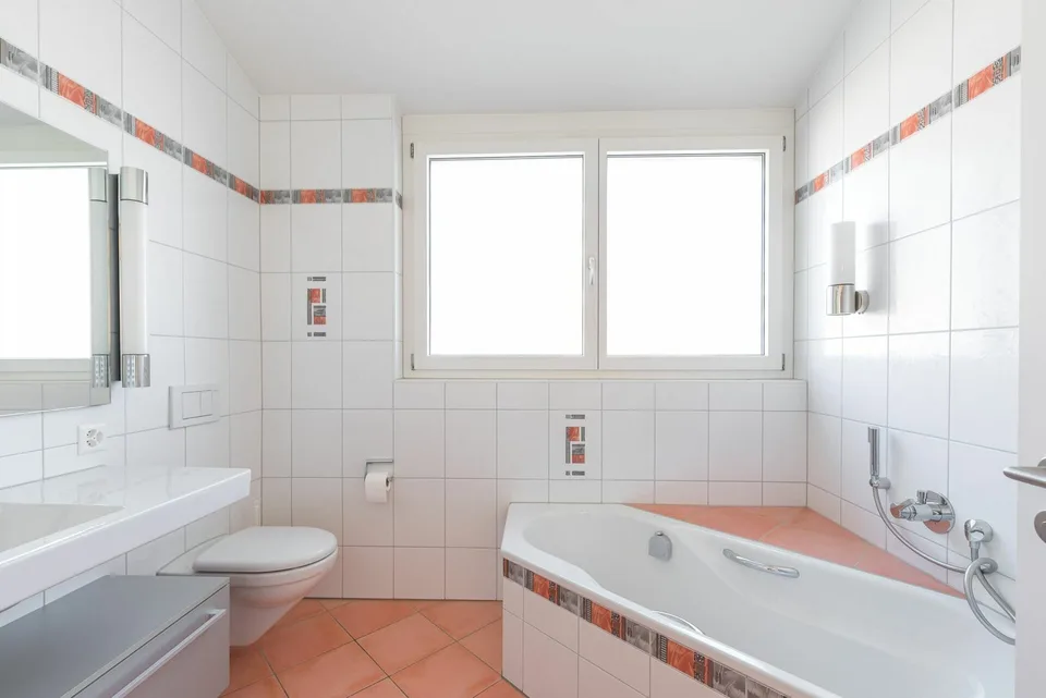 Grosszügige 4.5-Zimmer-Attika-Wohnung mit zwei Tiefgaragenplätzen, zwei Kellern