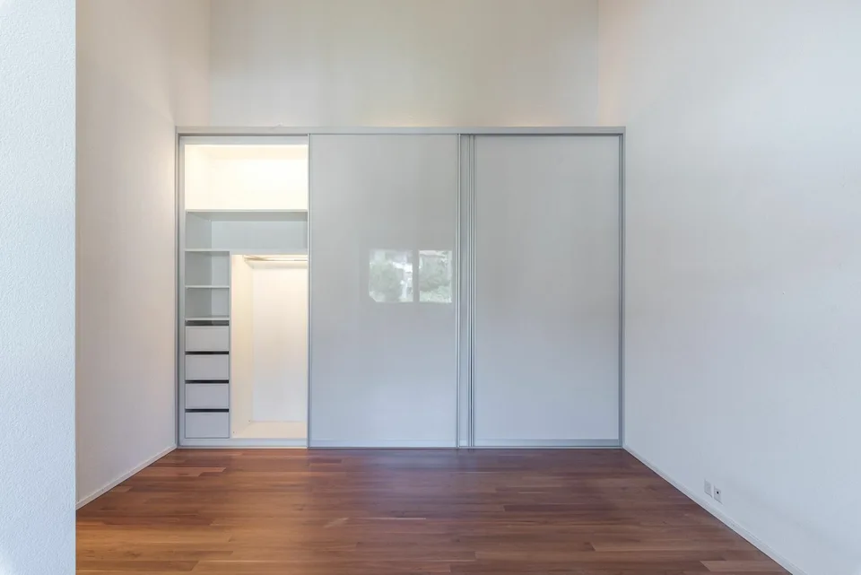 Grosszügige 4.5-Zimmer-Attika-Wohnung mit zwei Tiefgaragenplätzen, zwei Kellern