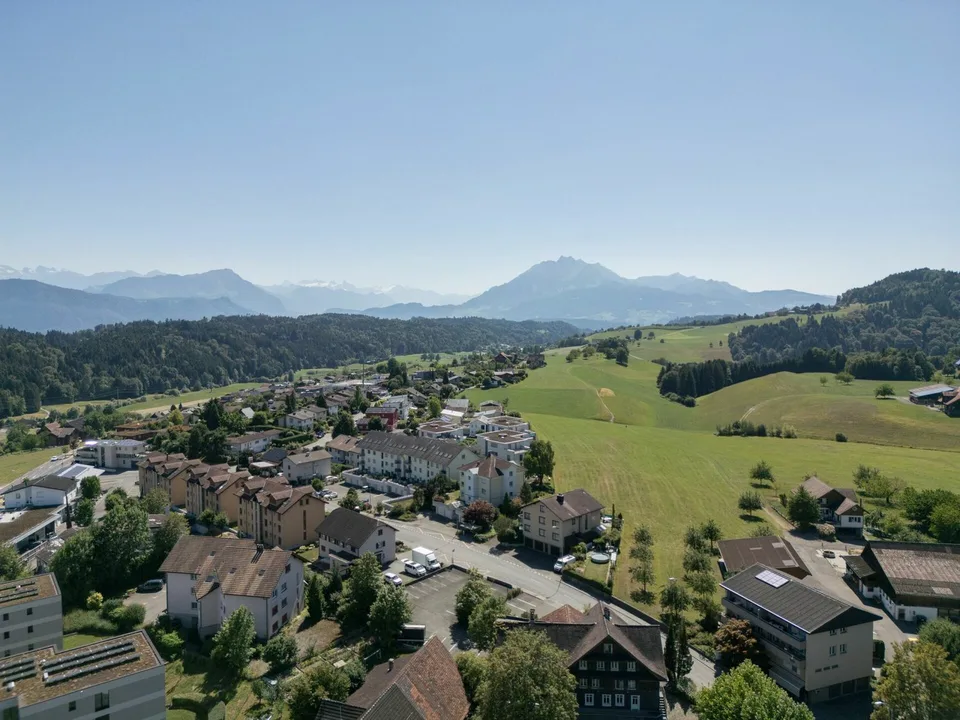 Grosszügige 4.5-Zimmer-Attika-Wohnung mit zwei Tiefgaragenplätzen, zwei Kellern
