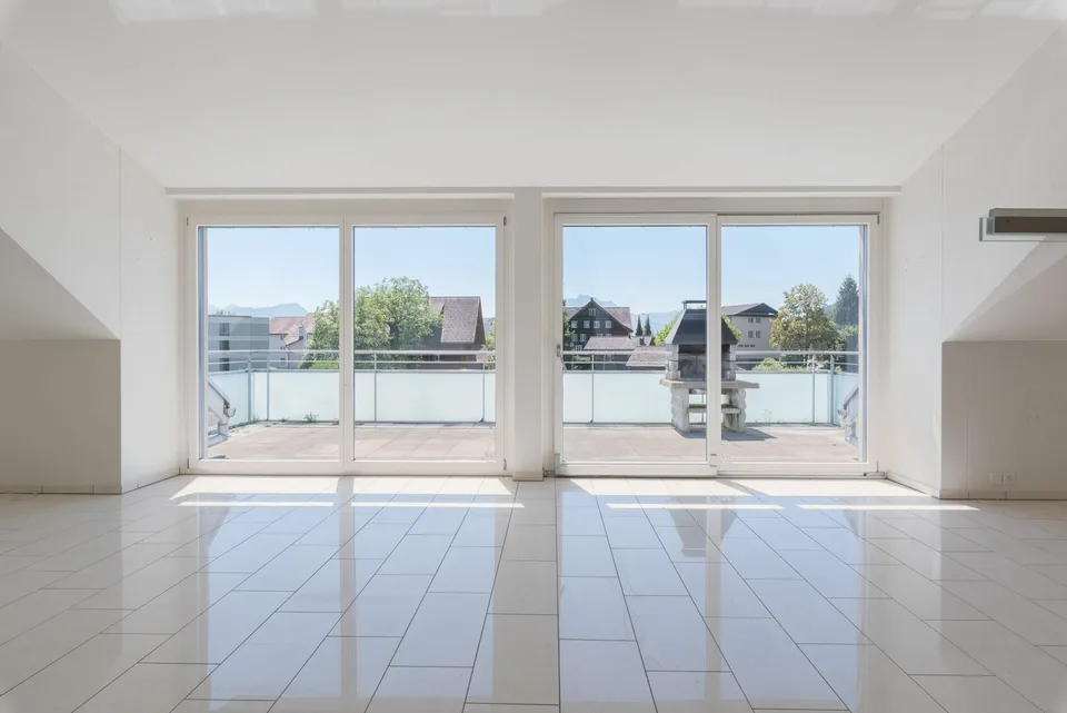 Grosszügige 4.5-Zimmer-Attika-Wohnung mit zwei Tiefgaragenplätzen, zwei Kellern