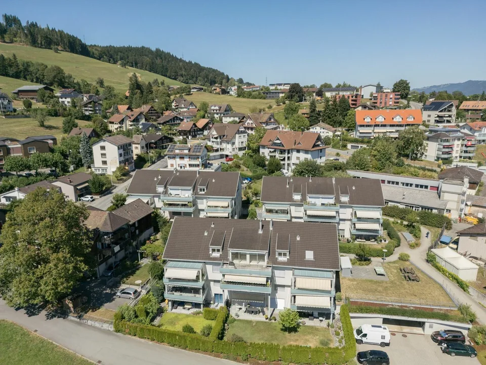 Grosszügige 4.5-Zimmer-Attika-Wohnung mit zwei Tiefgaragenplätzen, zwei Kellern