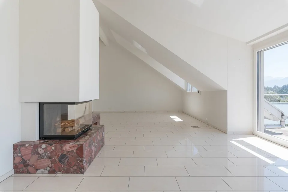 Grosszügige 4.5-Zimmer-Attika-Wohnung mit zwei Tiefgaragenplätzen, zwei Kellern