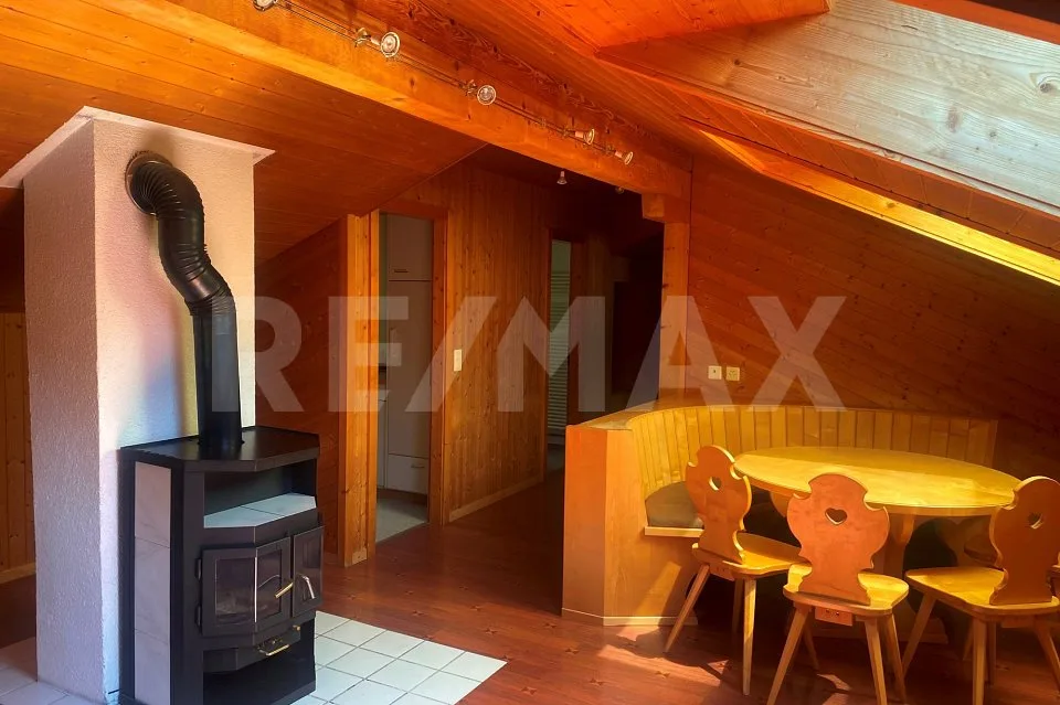 Charmante 2.5-Zimmer-Dachwohnung mit viel Holz und Kaminofen in Domat/Ems