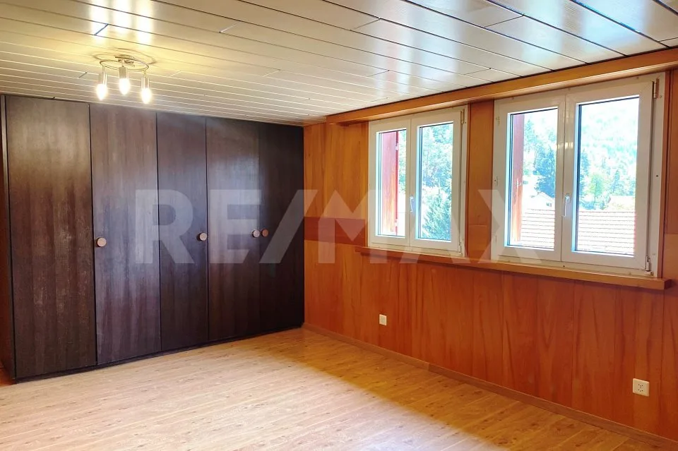 Charmante 2.5-Zimmer-Dachwohnung mit viel Holz und Kaminofen in Domat/Ems