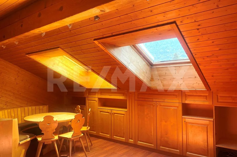 Charmante 2.5-Zimmer-Dachwohnung mit viel Holz und Kaminofen in Domat/Ems