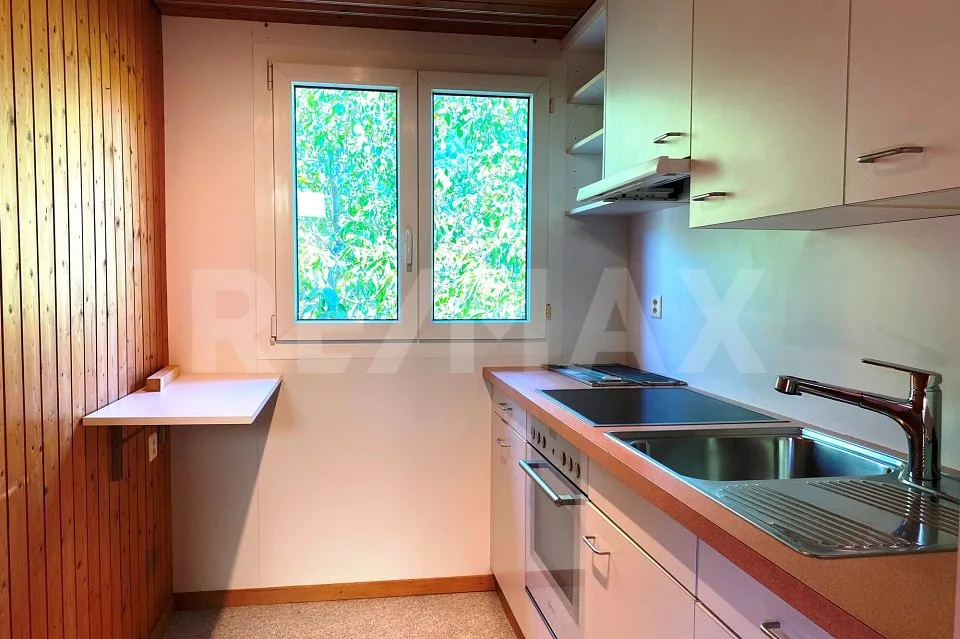 Charmante 2.5-Zimmer-Dachwohnung mit viel Holz und Kaminofen in Domat/Ems