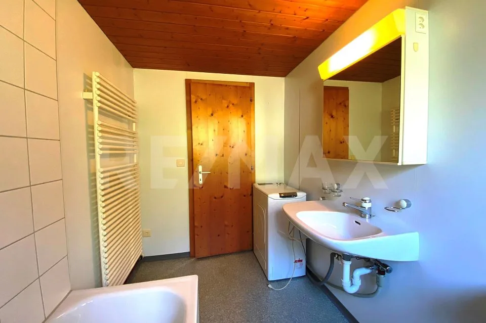 Charmante 2.5-Zimmer-Dachwohnung mit viel Holz und Kaminofen in Domat/Ems