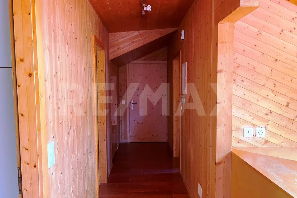 Charmante 2.5-Zimmer-Dachwohnung mit viel Holz und Kaminofen in Domat/Ems