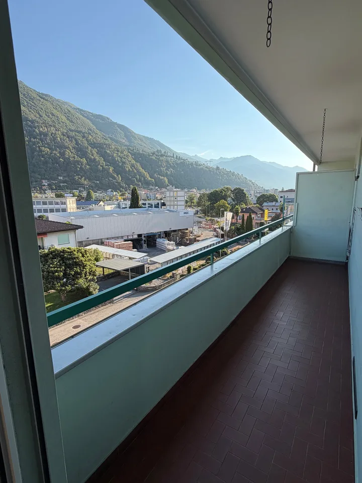 Vendesi a Losone appartamento ad angolo, soleggiato e centrale