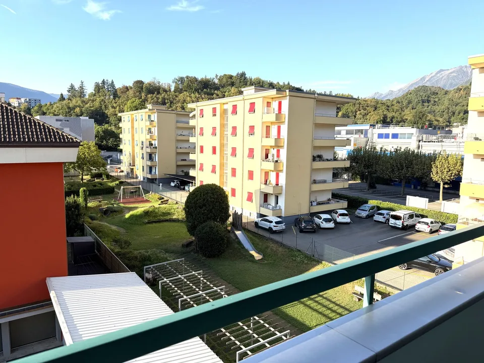 Vendesi a Losone appartamento ad angolo, soleggiato e centrale