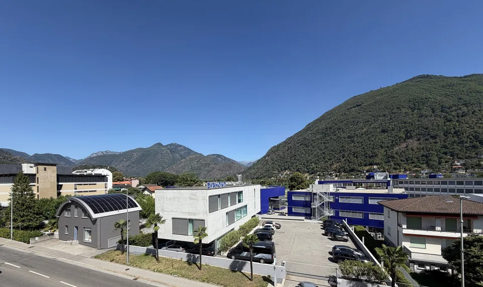 Vendesi a Losone appartamento ad angolo, soleggiato e centrale