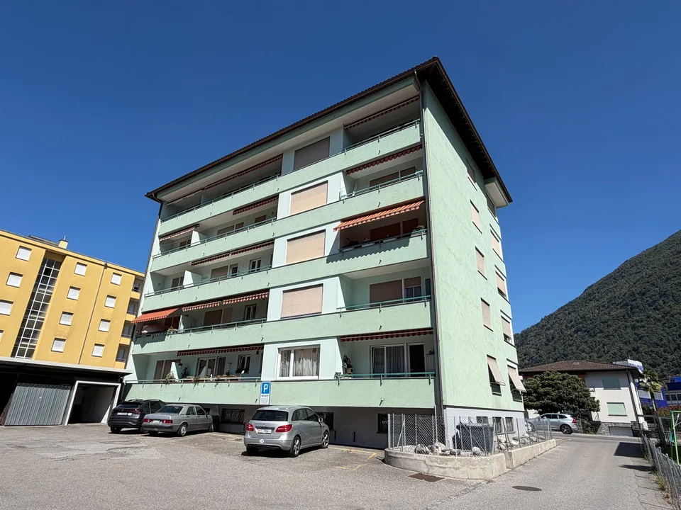 Vendesi a Losone appartamento ad angolo, soleggiato e centrale