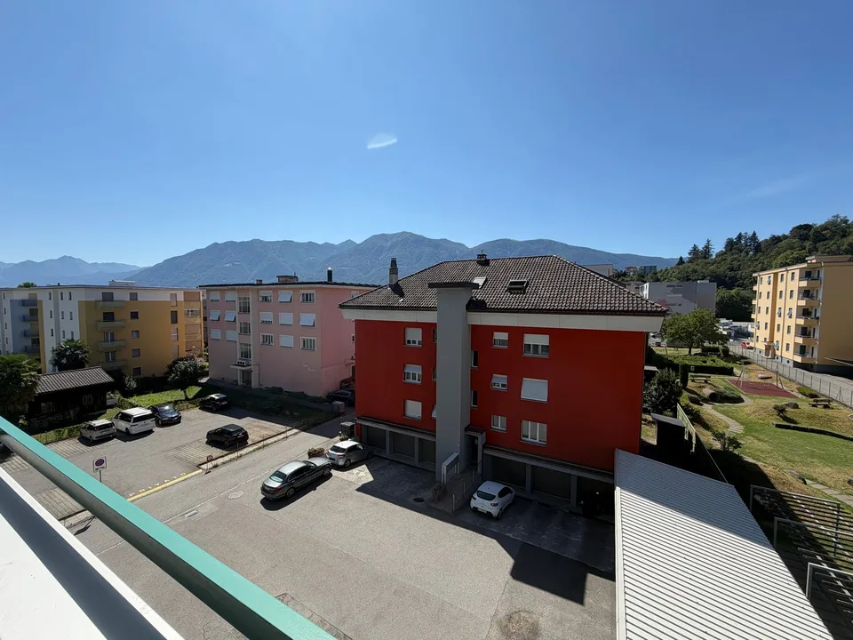 Vendesi a Losone appartamento ad angolo, soleggiato e centrale