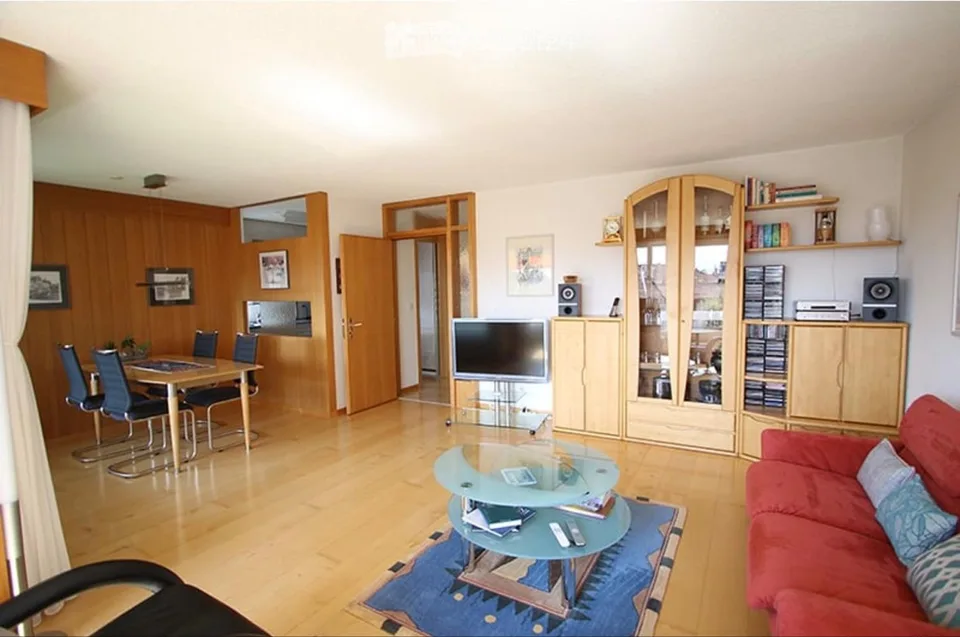 Helle 4.5 Zi-Wohnung mit Balkon und Bergsicht zu vermieten