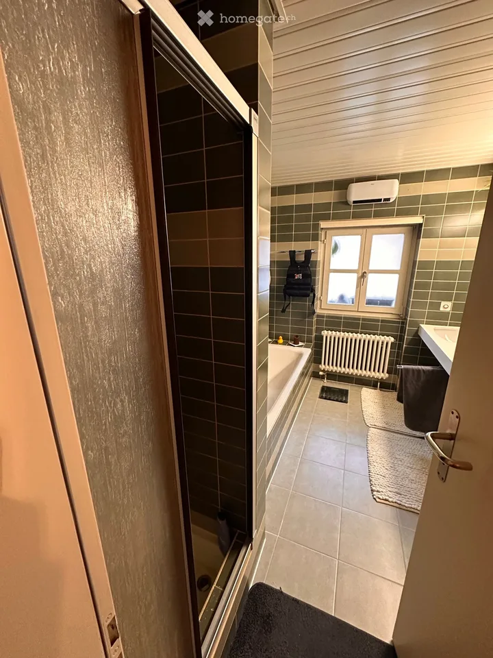 Sofort verfügbar, Wohnung über dem großen Platz.