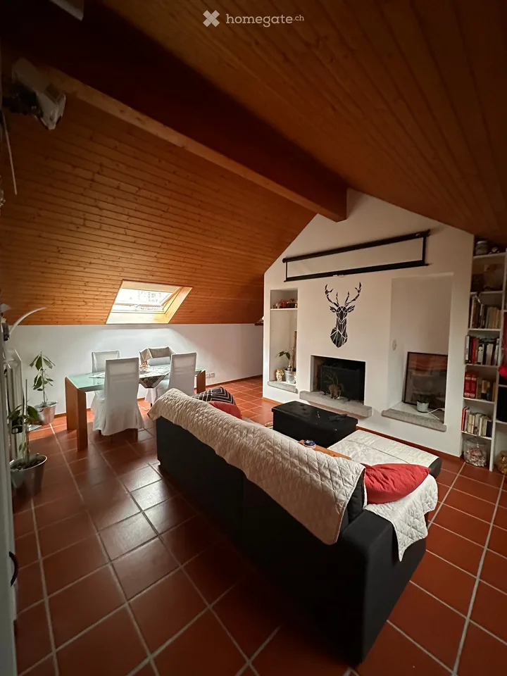 Sofort verfügbar, Wohnung über dem großen Platz.