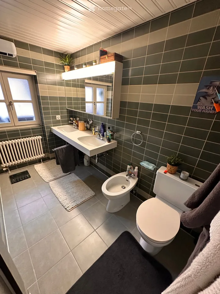 Sofort verfügbar, Wohnung über dem großen Platz.