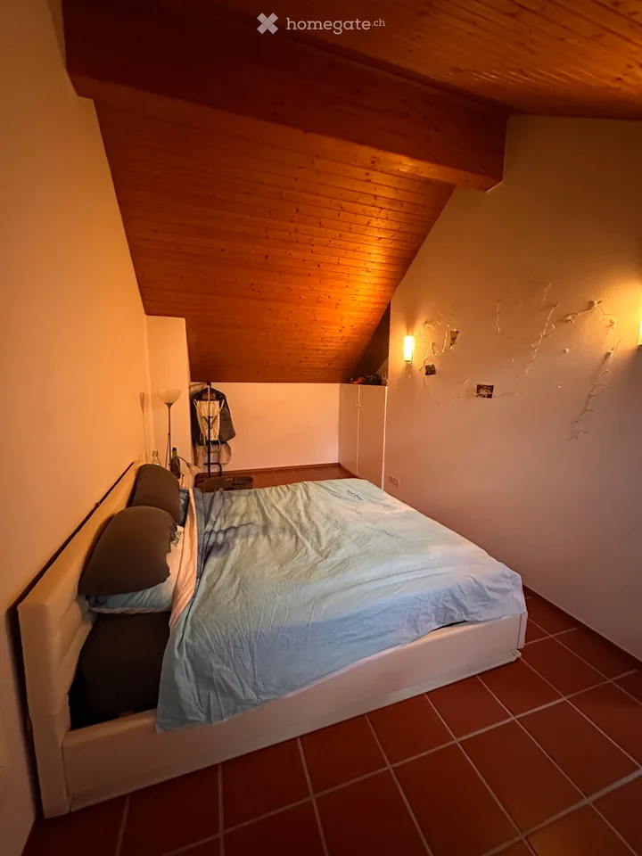 Sofort verfügbar, Wohnung über dem großen Platz.
