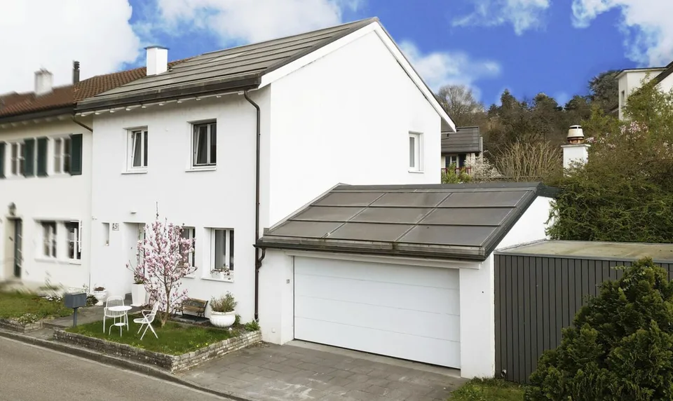 Modernisiertes Reiheneckhaus mit Doppelgarage, PV-Anlage und grosszügigem Garten