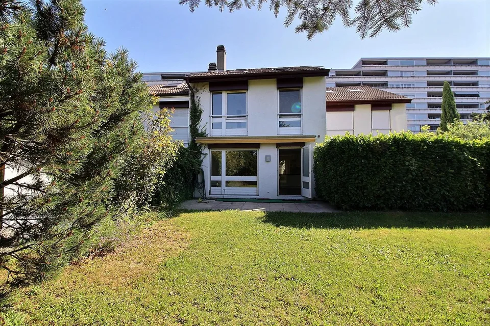 Villa mitoyenne avec jardin arboré, proche des organisations internationales