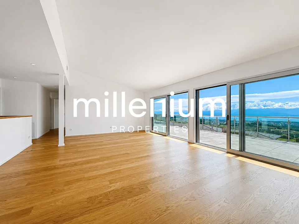 Luxurious villa with a panoramic view of the mountains and lake