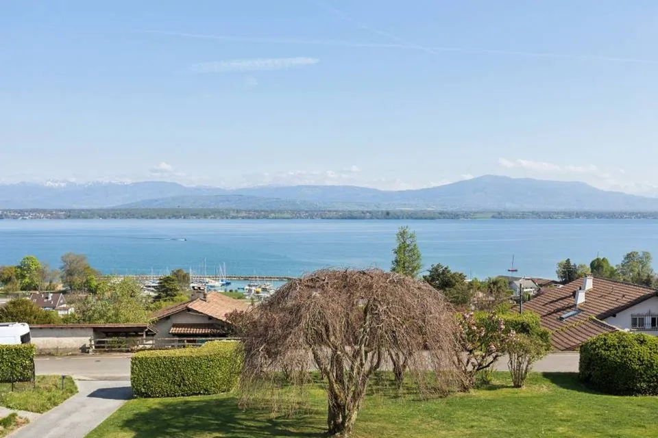 SUPERBA VILLA D'ECCEZIONE CON VISTA IMPAREGGIABILE SUL LAGO