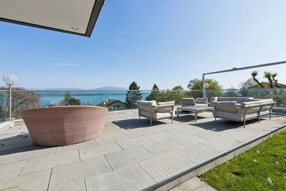 SUPERBA VILLA D'ECCEZIONE CON VISTA IMPAREGGIABILE SUL LAGO