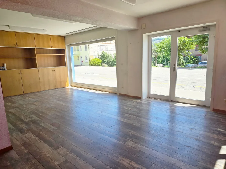 Maison d'habitation et de commerce nécessitant rénovation, située dans un emplacement piétonnier de premier choix