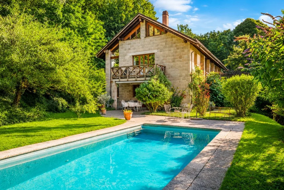 MAISON AVEC PISCINE AU COEUR D'UN CADRE BUCOLIQUE, AVEC VUE SUR LE LAC