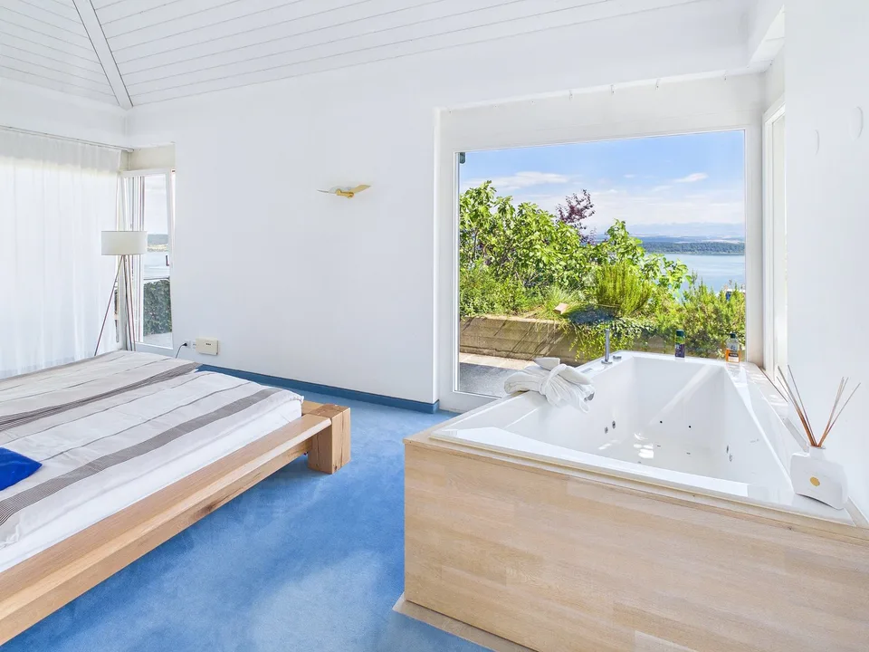 Villa esclusiva con piscina e vista sul lago a Ligerz