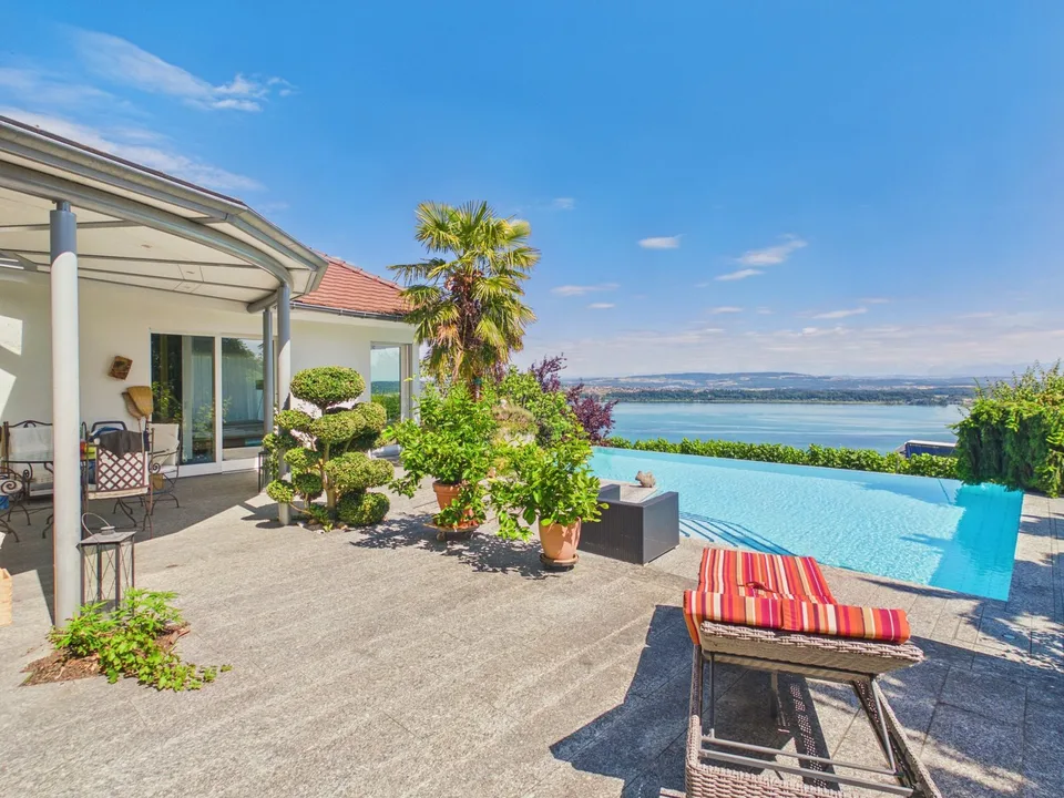 Villa esclusiva con piscina e vista sul lago a Ligerz