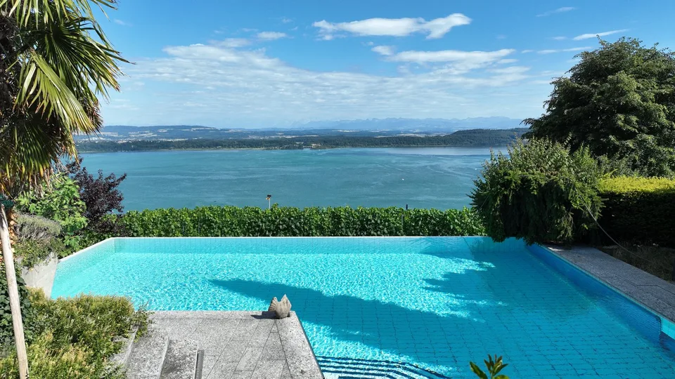 Villa esclusiva con piscina e vista sul lago a Ligerz