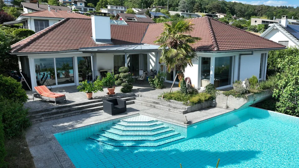 Villa esclusiva con piscina e vista sul lago a Ligerz