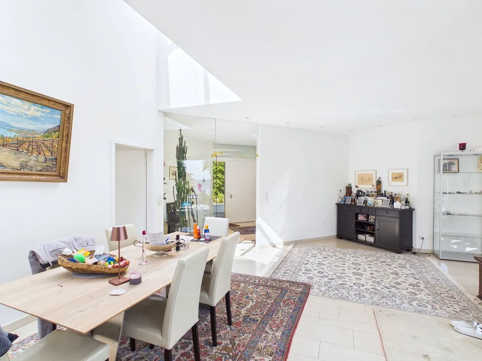 Villa esclusiva con piscina e vista sul lago a Ligerz