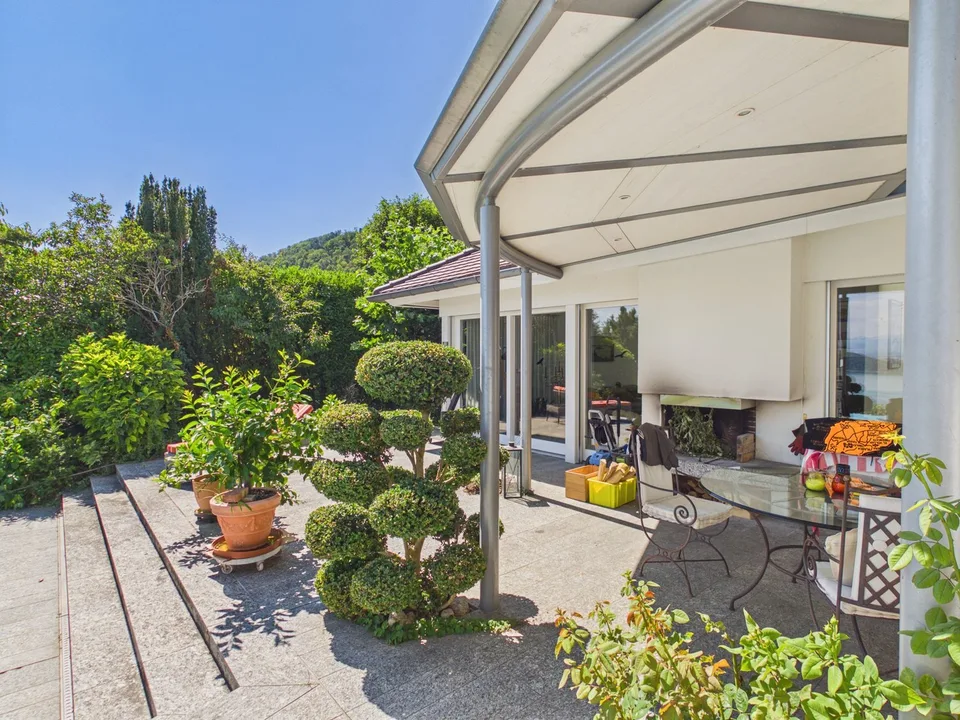Villa esclusiva con piscina e vista sul lago a Ligerz
