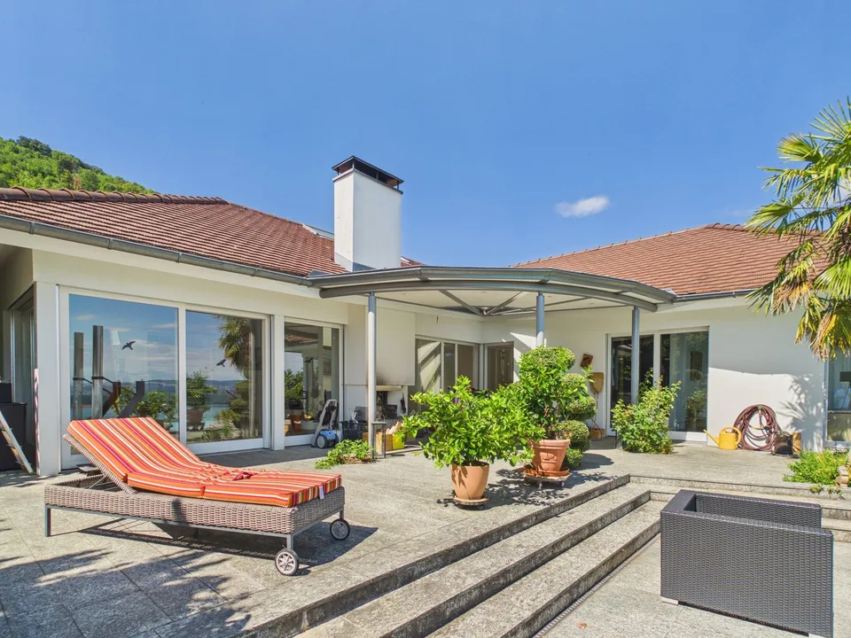 Villa esclusiva con piscina e vista sul lago a Ligerz