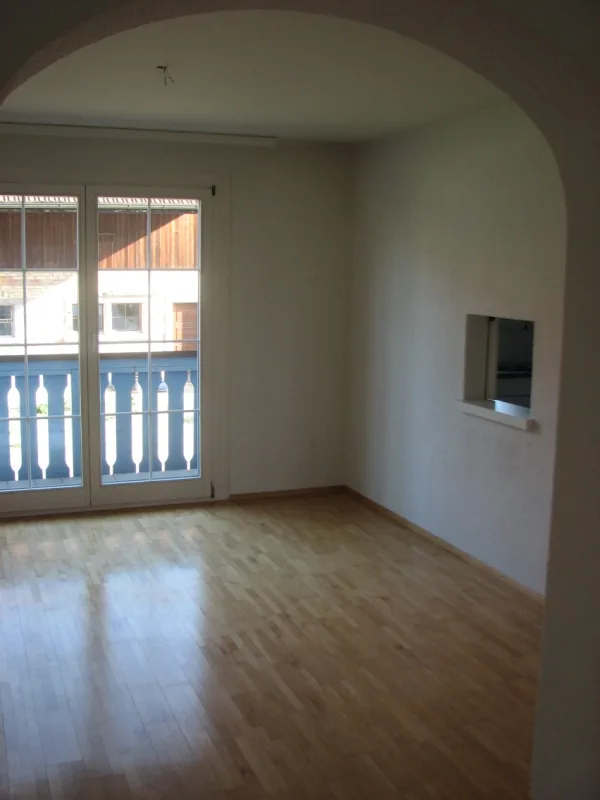 Appartement spacieux 5 pièces avec cheminée et balcon à Neerach