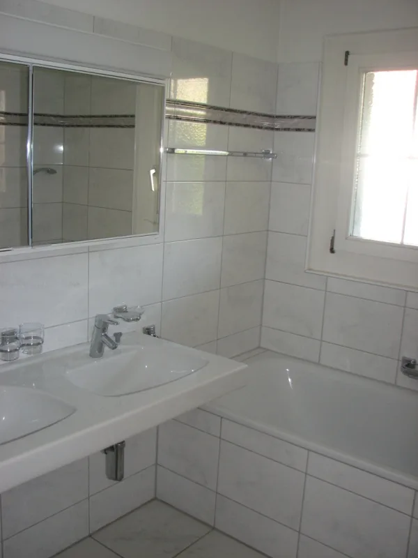 Appartement spacieux 5 pièces avec cheminée et balcon à Neerach
