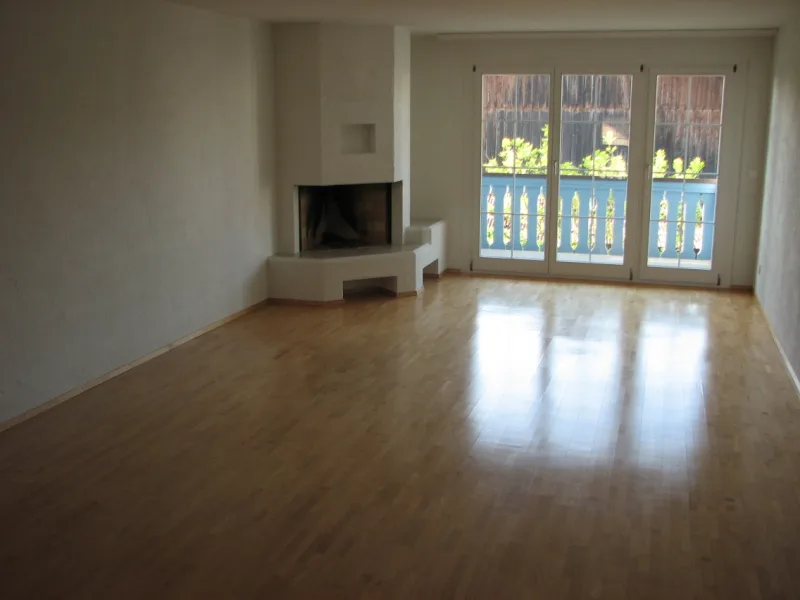 Appartement spacieux 5 pièces avec cheminée et balcon à Neerach