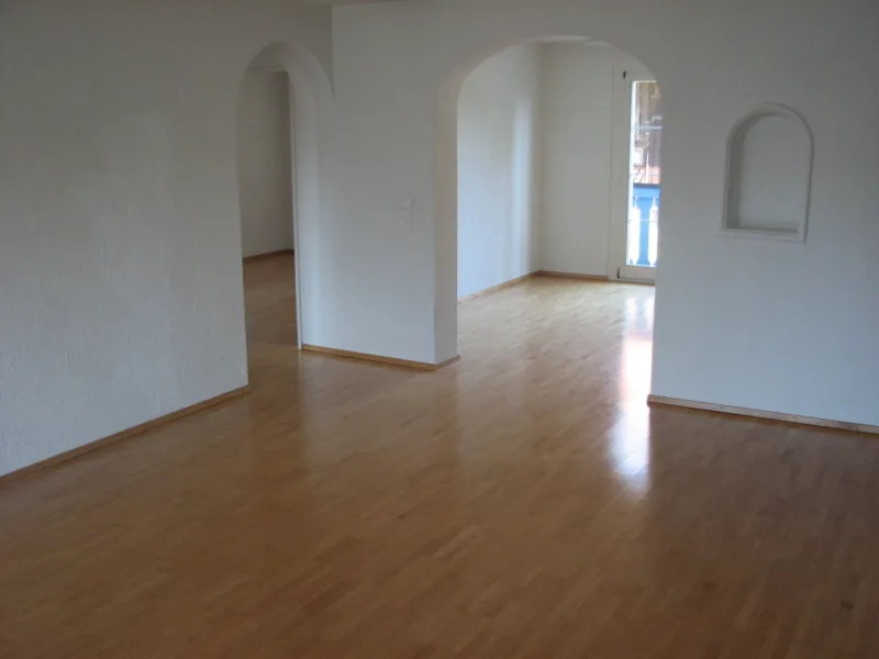 Appartement spacieux 5 pièces avec cheminée et balcon à Neerach