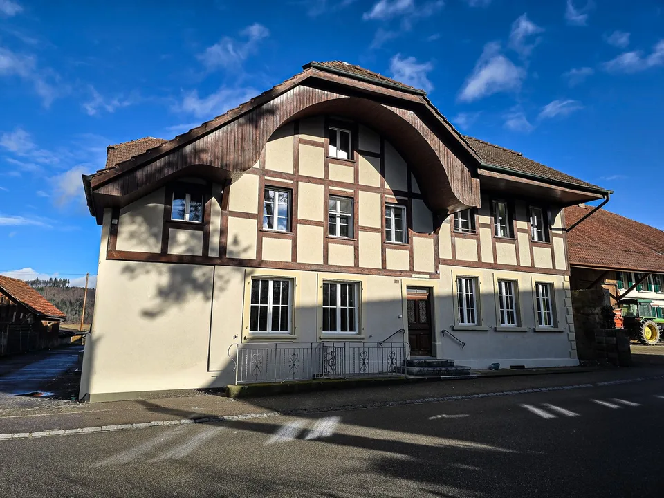 Charmante 2.5-Zimmer-Dachwohnung in Diessbach bei Büren